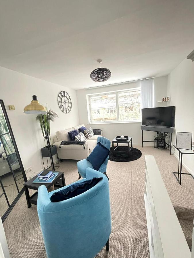 Lovely 1 Bed Home Near Hospital, With Parking & Garden Work Contractor Leisure, Sapphire CBG Εξωτερικό φωτογραφία
