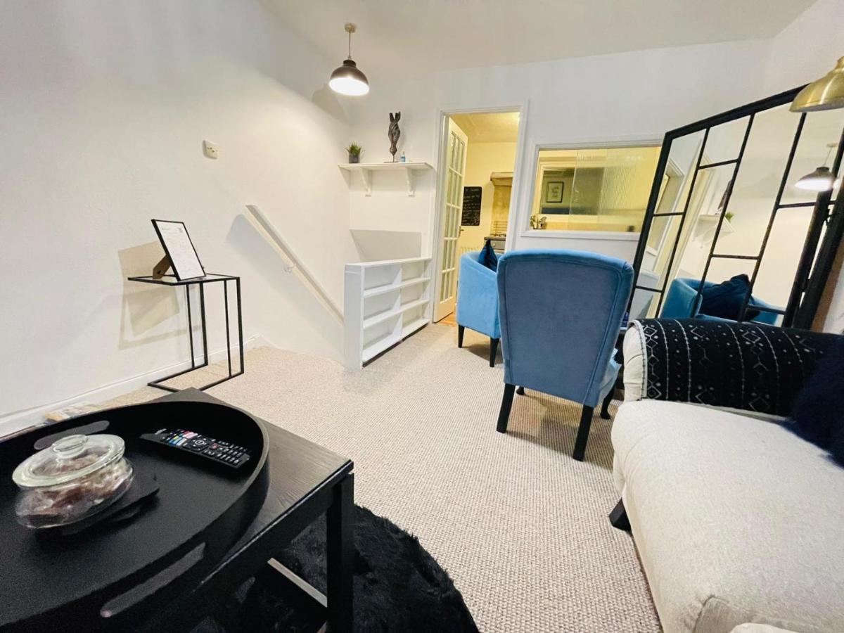 Lovely 1 Bed Home Near Hospital, With Parking & Garden Work Contractor Leisure, Sapphire CBG Εξωτερικό φωτογραφία