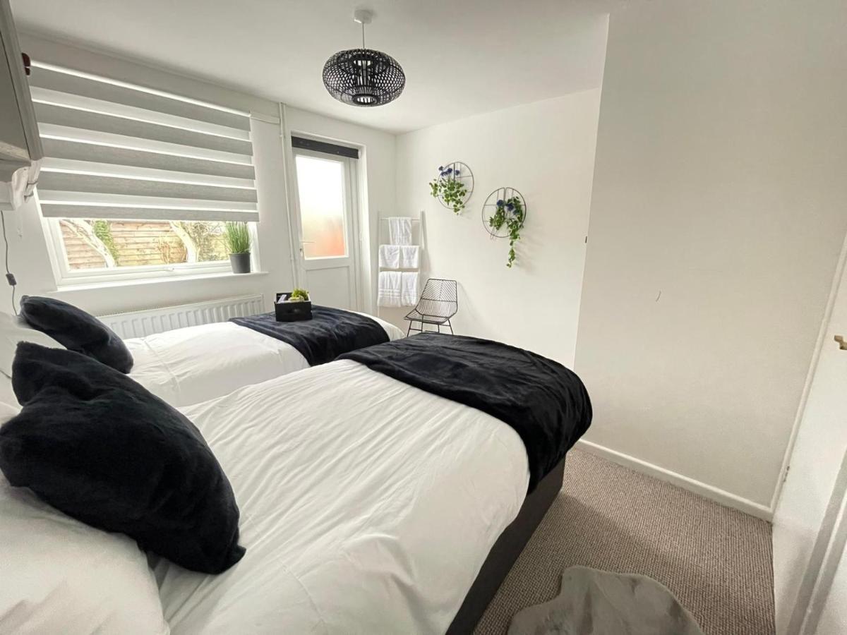 Lovely 1 Bed Home Near Hospital, With Parking & Garden Work Contractor Leisure, Sapphire CBG Εξωτερικό φωτογραφία
