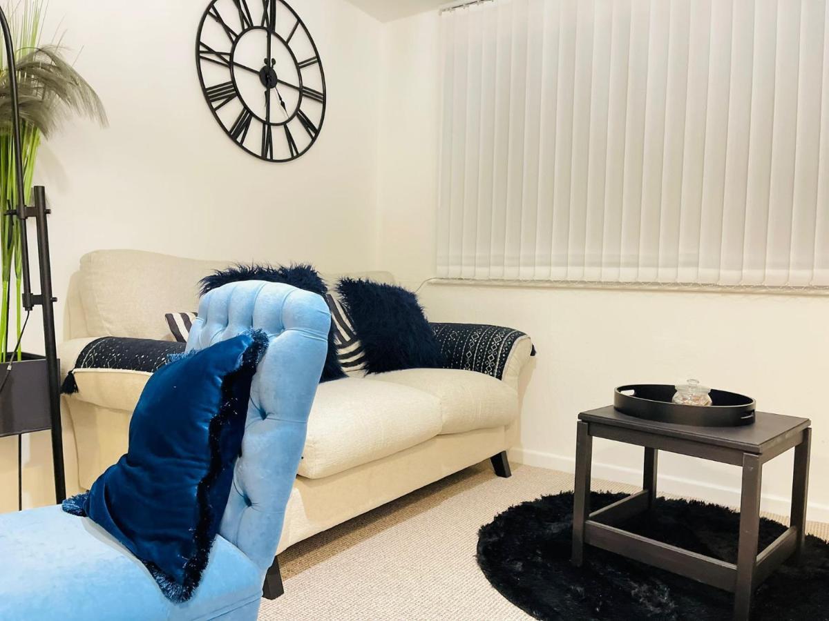 Lovely 1 Bed Home Near Hospital, With Parking & Garden Work Contractor Leisure, Sapphire CBG Εξωτερικό φωτογραφία