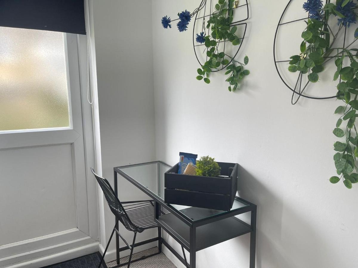 Lovely 1 Bed Home Near Hospital, With Parking & Garden Work Contractor Leisure, Sapphire CBG Εξωτερικό φωτογραφία